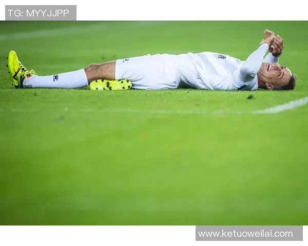 双手叉腰足球球星展现坚韧精神与独特魅力引领赛场风云